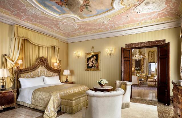 One-bedroom suite in Palazzo Dandolo with separate living room and dining table