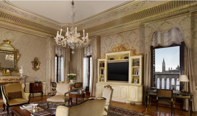 Junior suite with seating area and Gothic windows